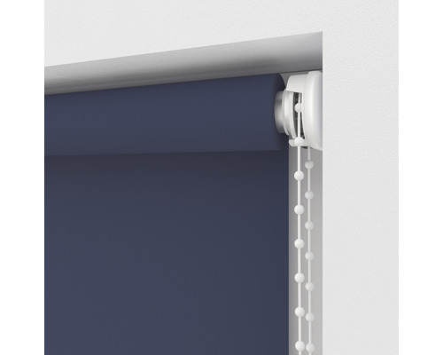 Dunkelblaue Rollos mit Kettenzug zur Fensterdekoration