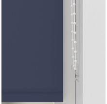 Blaues Rollo mit Kettenzug vor einem Fenster.