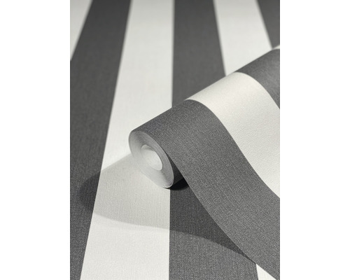 Tapetenrolle mit Streifenmuster