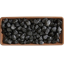 Schwarze Zierkiesel in einer Schale