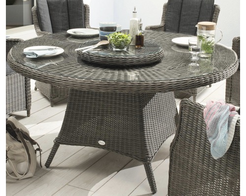 Gartentisch Destiny LUNA Ø150x75 cm mit Drehteller, Polyrattan, vintage grau Runder Gartentisch mit Glasplatte und Rattangeflecht, umgeben von Stühlen mit grauen Kissen.