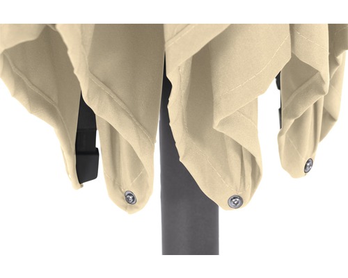 Detailansicht eines Sonnenschirms mit Stoffbespannung und Befestigungselementen