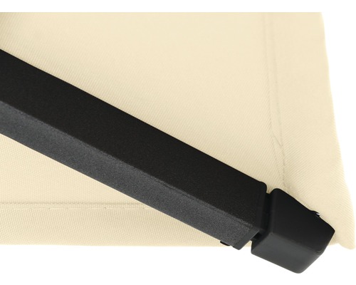 Detailansicht einer Markise mit Metallrahmen und Stoff