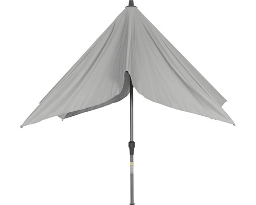Halbierter Sonnenschirm mit mittig platziertem Mast