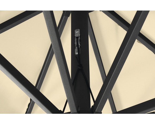 Detailaufnahme vom Gestell eines Sonnenschirms