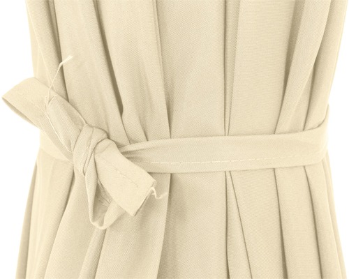 Detailaufnahme eines beigefarbenen Stoffvorhangs mit gerafftem Stoff und Stoffband
