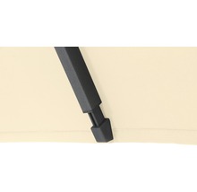 Detailaufnahme eines Sonnenschirms mit schwarzem Gestell und hellem Schirmstoff.