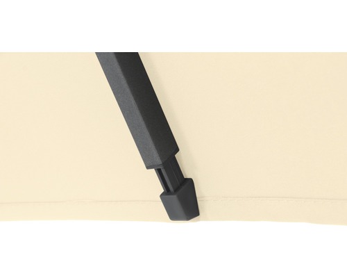 Detailaufnahme eines Sonnenschirms mit schwarzem Gestell und hellem Schirmstoff.