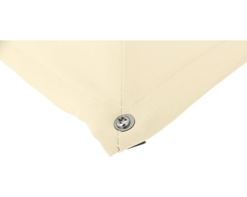 Detailansicht einer hellen Stoffecke, befestigt mit einer Schraube