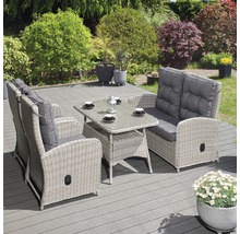 Gartensitzgruppe mit Tisch und Polsterauflagen auf einer Terrasse