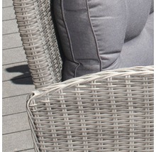 Detailansicht eines Rattansessels mit Polster