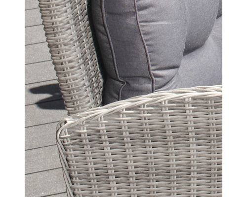 Detailansicht eines Rattansessels mit Polster