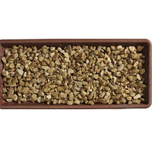 Dekorativer Ziersplitt in einer Pflanzschale