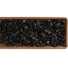 Schwarzer Ziersplitt in einer Schale für Gartengestaltung