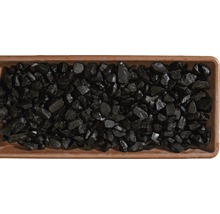 Schwarzer Zierkies in einer Pflanzschale