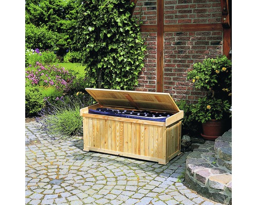 Offene Gartenbox aus Holz auf einer Steinterrasse