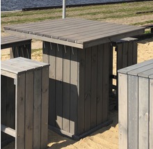 Quadratischer Holztisch mit passenden Hockern für den Außenbereich