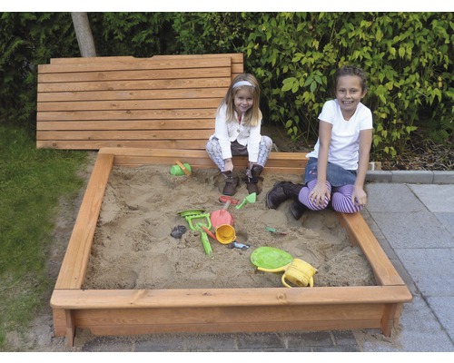 Sandkasten Tessa 140 mit Vollabdeckung Holz 140 x 140 x 24 cm braun Sandkasten aus Holz mit zwei Kindern und Spielzeug