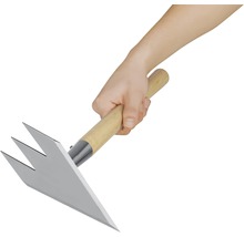 Hand hält eine Jäthacke mit Holzgriff