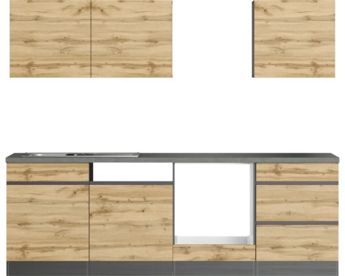 Küchenzeile mit Hängeschränken und Einbauherd