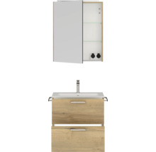 Badezimmer mit Waschbeckenunterschrank mit zwei Schubladen und Spiegelschrank mit Steckdosen