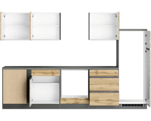 Küchenzeile mit Ober- und Unterschränken sowie Kühlschrank