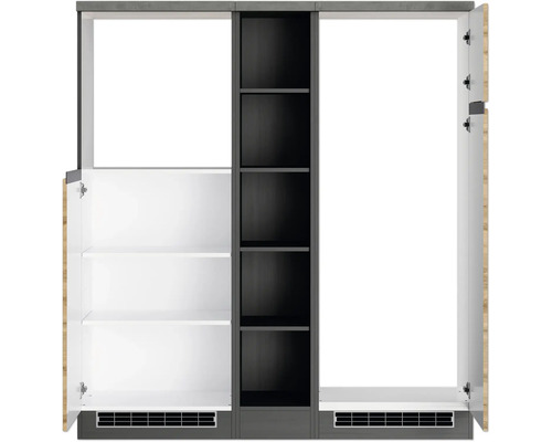 Offener Kleiderschrank mit Regalen und Fächern