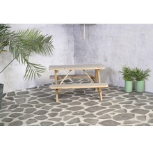 Holz-Picknicktisch mit Pflanzen im Gartenbereich