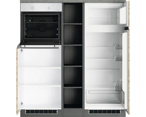 Einbauküche mit Backofen, Regalen und Kühlschrank mit geöffneten Türen.