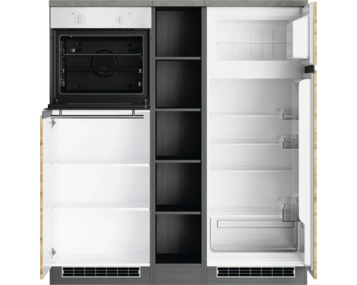 Küchenzeile mit Backofen, Regalen und Kühlschrank mit geöffneten Türen