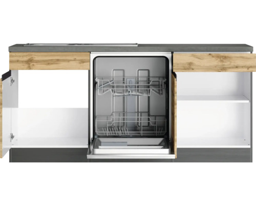 Küchenzeile mit offenem Geschirrspüler und Schränken