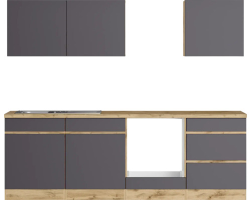 Küchenzeile mit Spüle, Kochfeld, Hängeschränken und Stauraum