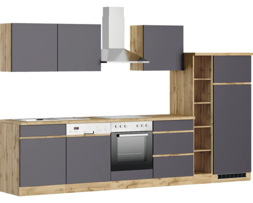 Komplette Küche mit Hängeschränken, Dunstabzugshaube, Spüle, Herd, Backofen, Geschirrspüler und Kühlschrank.