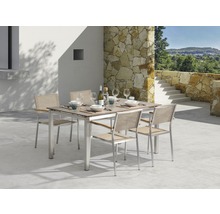 Gedeckter Gartentisch mit sechs Stühlen auf einer Terrasse