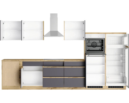 Küchenzeile mit Oberschränken, Dunstabzugshaube, Backofen und Kühlschrank