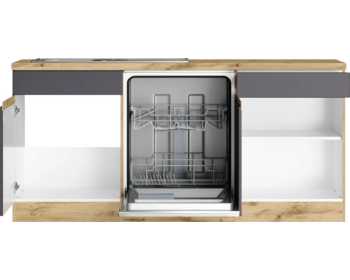 Einbauküche mit offenem Geschirrspüler und Schränken