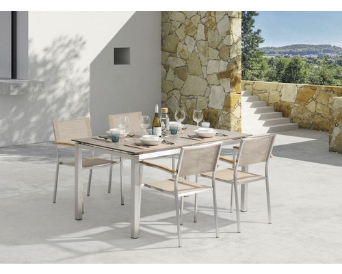 Gartenmöbel Set Skye Edelstahl 7 teilig beige stapelbar Esstisch-Set mit sechs Stühlen auf einer Terrasse, gedeckt mit Geschirr und Getränken