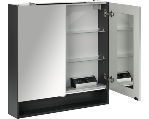 Offener Spiegelschrank mit Glasablagen und Steckdosen