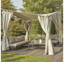 Pavillon mit Vorhängen, Sofas und Tisch auf einer Terrasse
