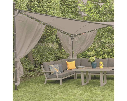 Gartenszene mit Pavillon, Ecksofa und Tisch auf einer Rasenfläche