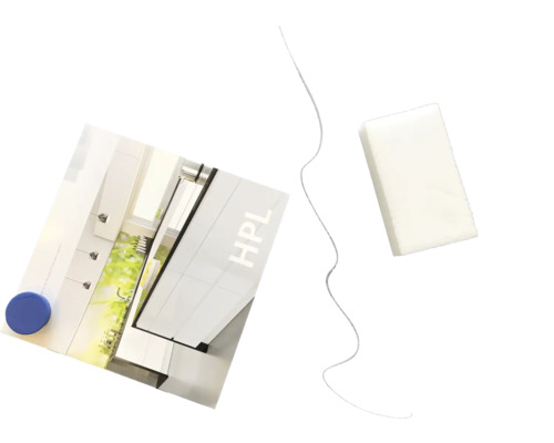 Musterstück einer Küchenarbeitsplatte mit HPL Beschichtung, Reinigungsschwamm und Befestigungsmaterial