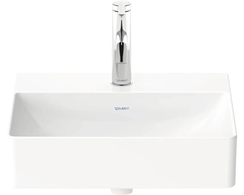 Waschbecken aus Sanitärkeramik mit Armatur