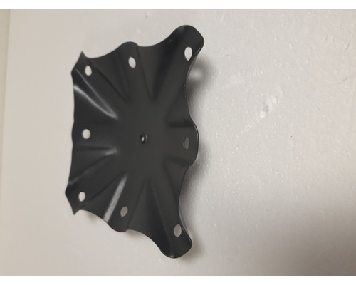 Metallhalterung mit mehreren Löchern zur Befestigung