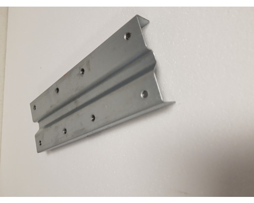 Metallprofil mit mehreren Löchern