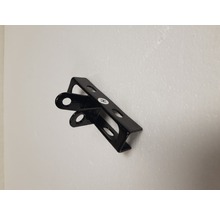 Schwarze Halterung aus Metall mit mehreren Befestigungslöchern