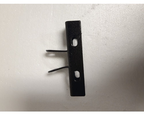 Metallhalterung mit zwei Löchern und zwei Stiften