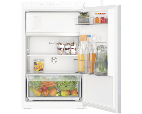 Kühlschrank mit Gefrierfach Bosch KIL22NSE0 BxHxT 54,1 x 87,4 x 54,8 cm weiß Geöffneter Kühlschrank mit verschiedenen Lebensmitteln wie Obst, Gemüse und Getränken