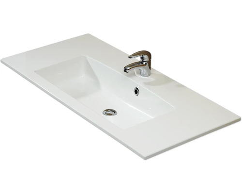 Weißer Waschtisch mit Armatur für das Badezimmer