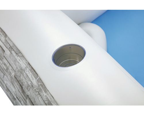 Detailansicht eines aufblasbaren Whirlpools mit Getränkehalter