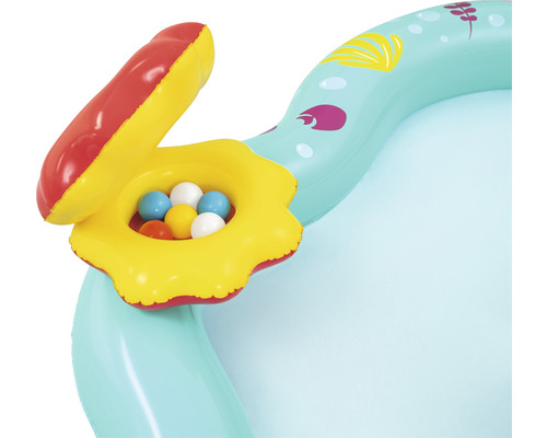 Detailansicht eines aufblasbaren Kinderpools mit Wasserspielzeug
